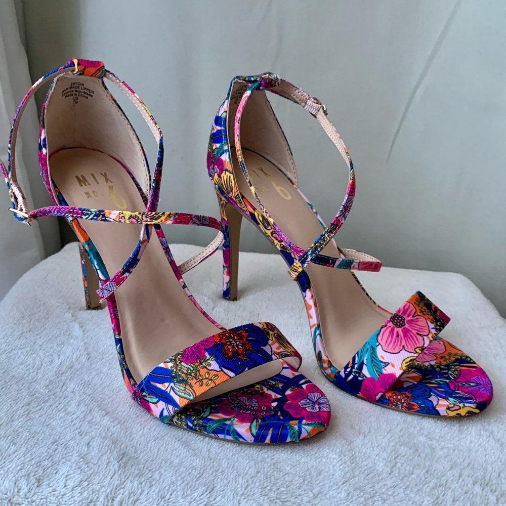 NWOB size 7 4inch heel! Flower print
